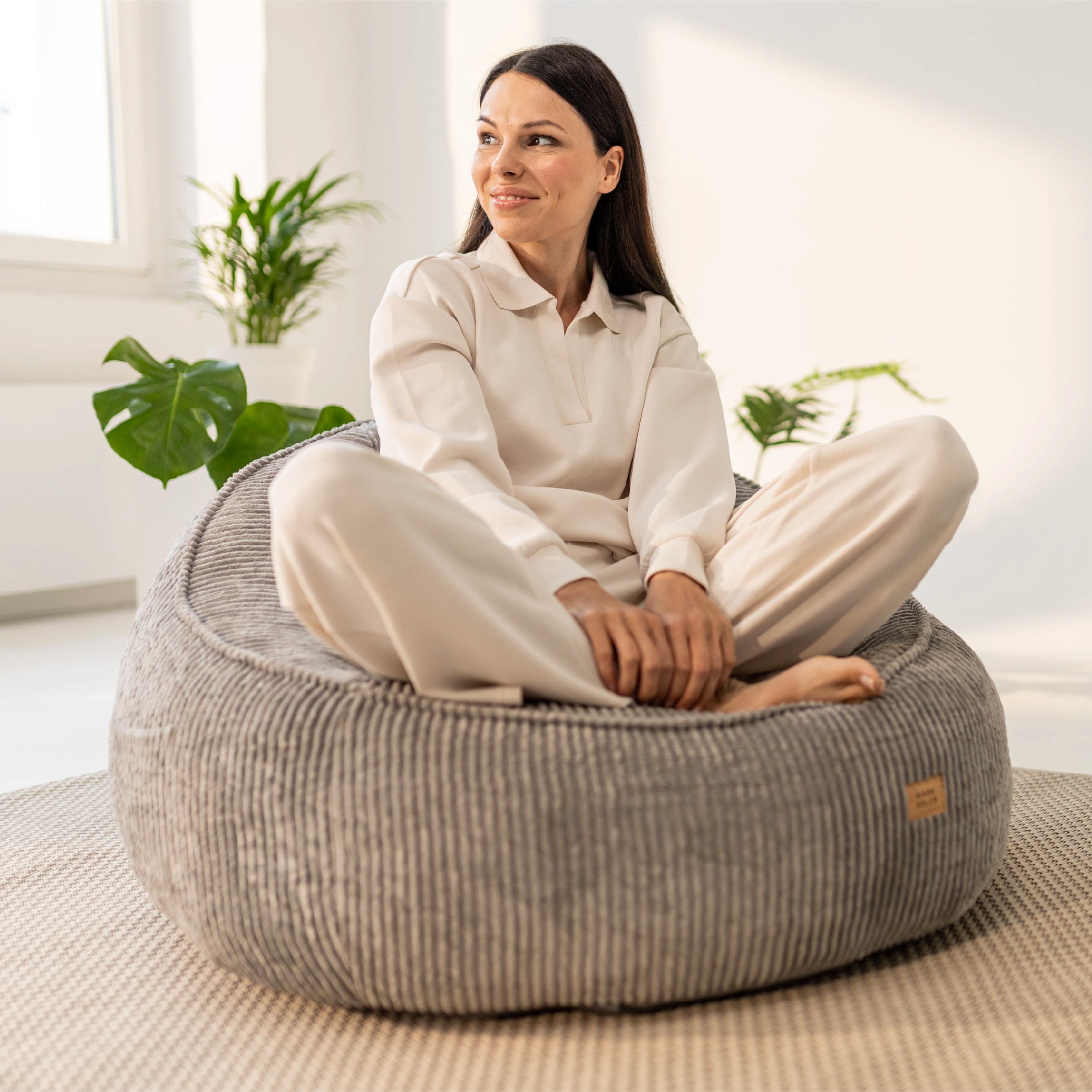 Kreslo-puf s operadlom z kordového materiálu Mark Adler Comfy 4.0 Grey