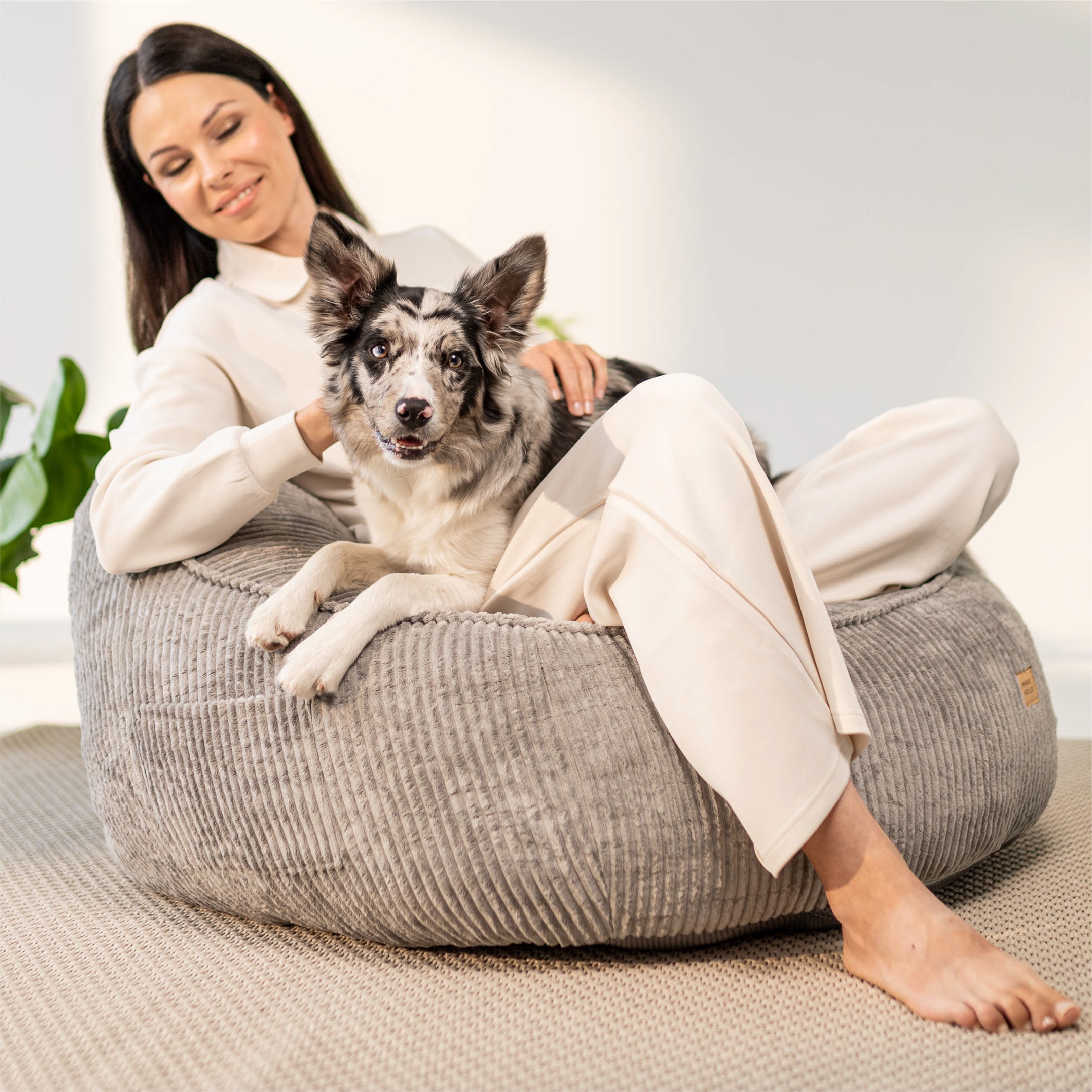 Kreslo-puf s operadlom z kordového materiálu Mark Adler Comfy 4.0 Grey