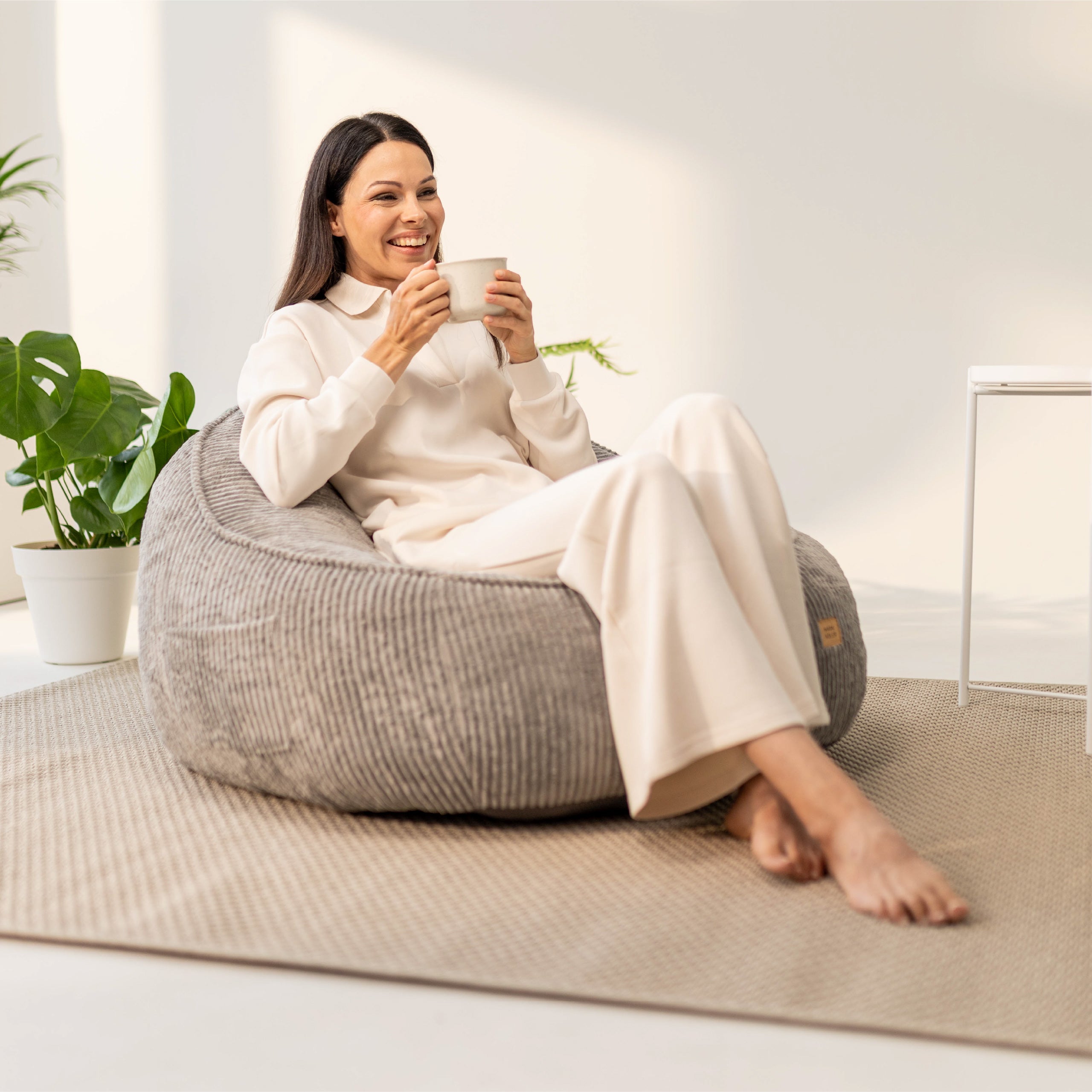 Kreslo-puf s operadlom z kordového materiálu Mark Adler Comfy 4.0 Grey