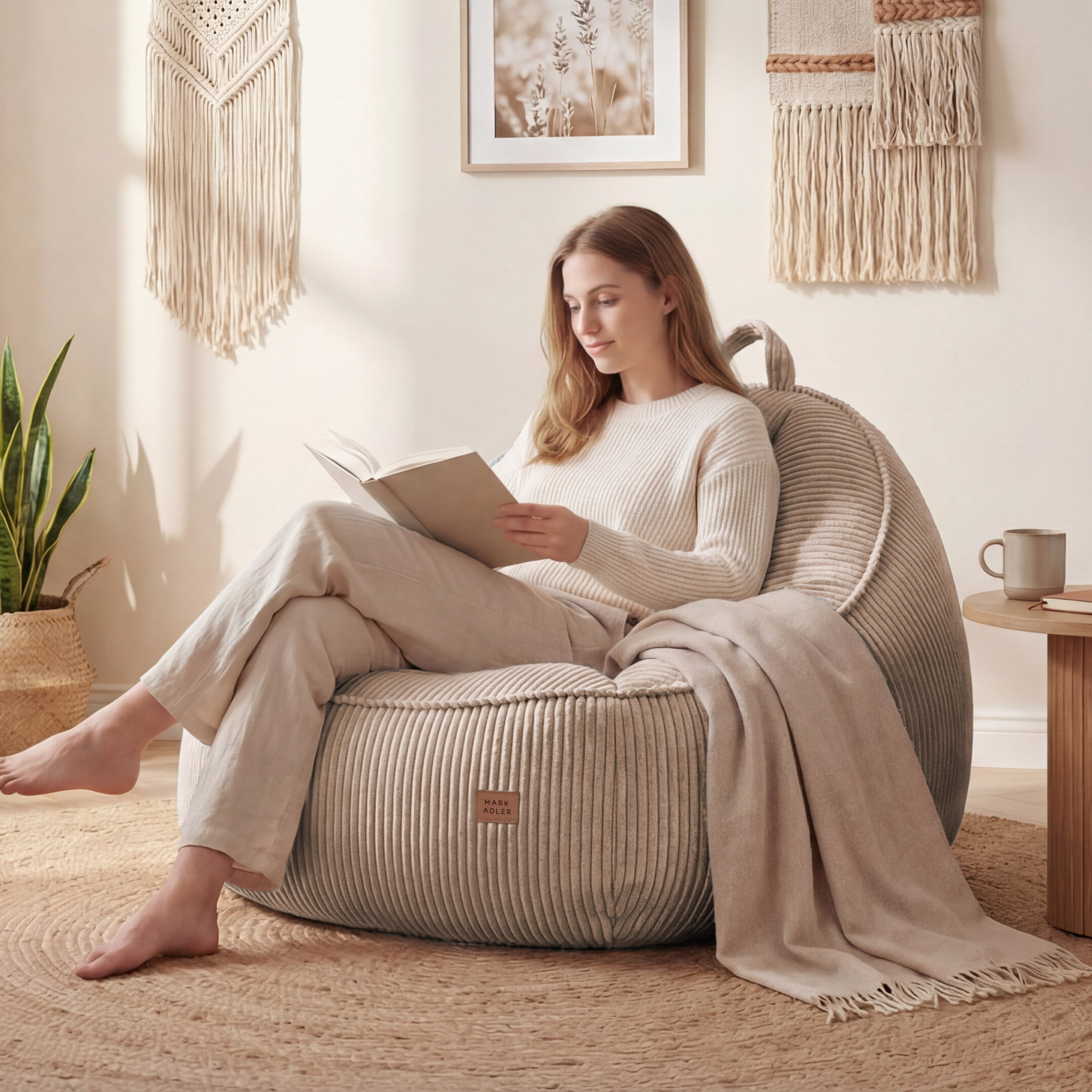 Kreslo-puf s operadlom z manšestru Mark Adler Comfy 4.0 Taupe